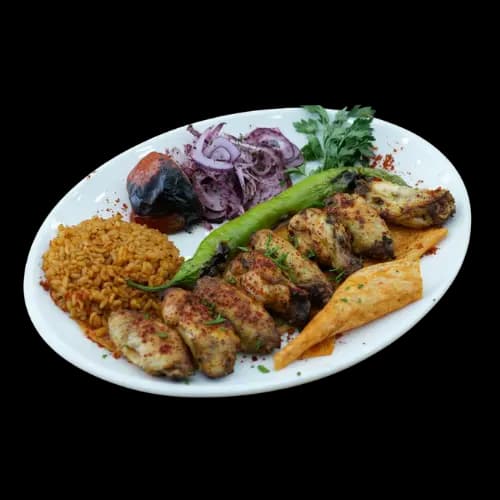Izgara tavuk kanat porsiyonu; bulgur pilavı ve köz biber ile